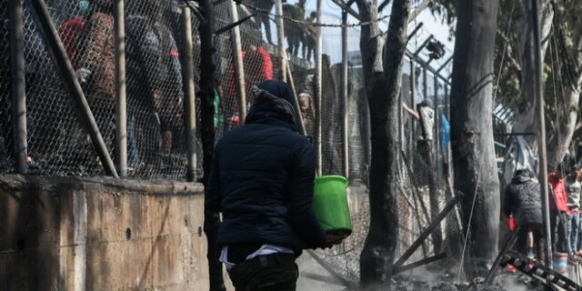 Σε εξέλιξη φωτιά σε σκηνές και παραπήγματα δίπλα από το ΚΥΤ Σάμου