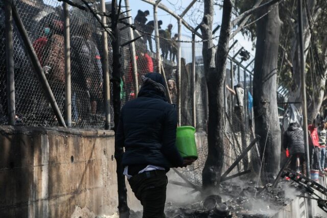 Σε εξέλιξη φωτιά σε σκηνές και παραπήγματα δίπλα από το ΚΥΤ Σάμου