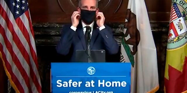 Δήμαρχος Λος Αντζελες: “Καλύψτε τα πρόσωπά σας όταν βγαίνετε έξω”