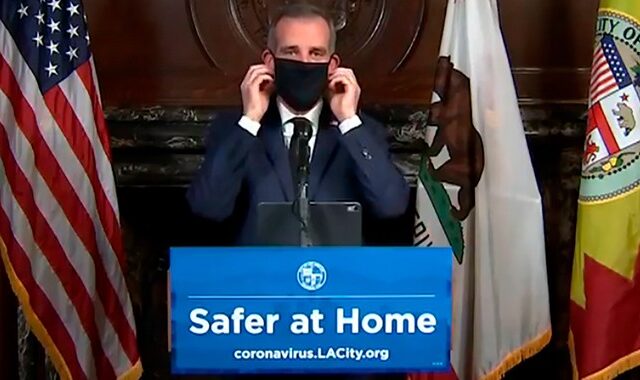 Δήμαρχος Λος Αντζελες: “Καλύψτε τα πρόσωπά σας όταν βγαίνετε έξω”