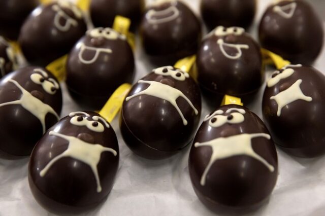 Βέλγιο: Σοκολατένια πασχαλινά αυγά με μάσκες ελέω κορονοϊού