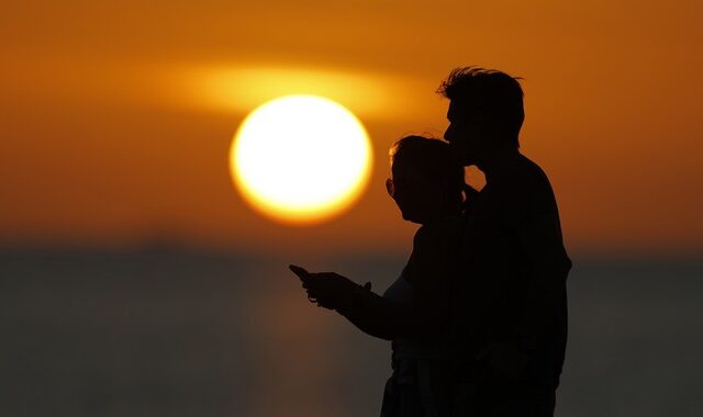 Κορονοϊός: Δυο 80χρονοι ζουν τον έρωτα παρά τις απαγορεύσεις