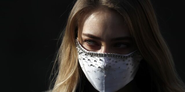 Μάσκα: Πόσο θα μας κοστίσει, μπέρδεμα με τον έλεγχο στα ΜΜΜ