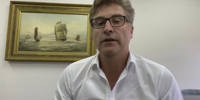 Κορονοϊός: Πρόστιμο σε δήμαρχο που παρέβη τους κανόνες για την κοινωνική αποστασιοποίηση