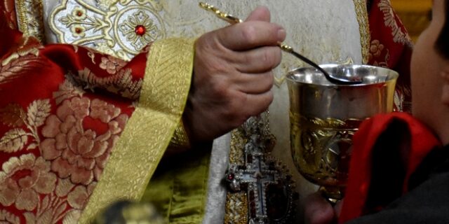 Ιερείς στο “αντάρτικο” αδιαφορώντας για τον κορονοϊό και τη δημόσια υγεία