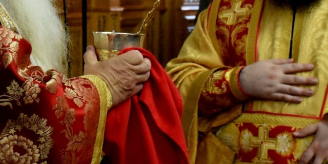 Ιερέας στο Κουκάκι: “Γιατί κοινώνησα τους πιστούς”