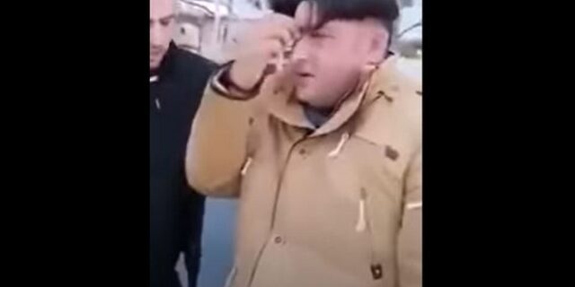 Οπαδός του ΠΑΟΚ ανάγκασε μετανάστη να κάνει τον σταυρό του