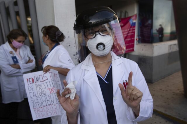 Σκληρές μαρτυρίες από το Μεξικό: Σωρεία επιθέσεων σε γιατρούς και νοσηλευτές λόγω κορονοϊού