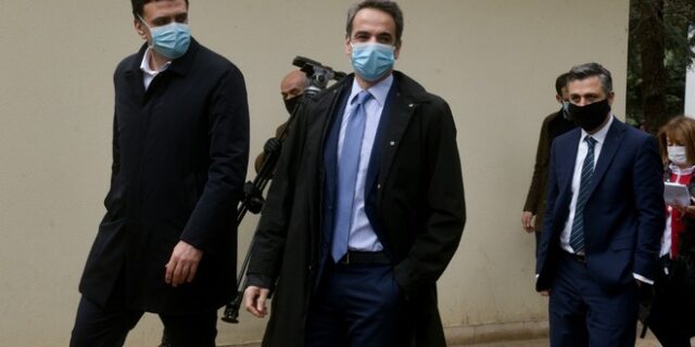 Μητσοτάκης σε γιατρούς στο “Σωτηρία”: “Είστε οι ήρωες πίσω από τις μάσκες”