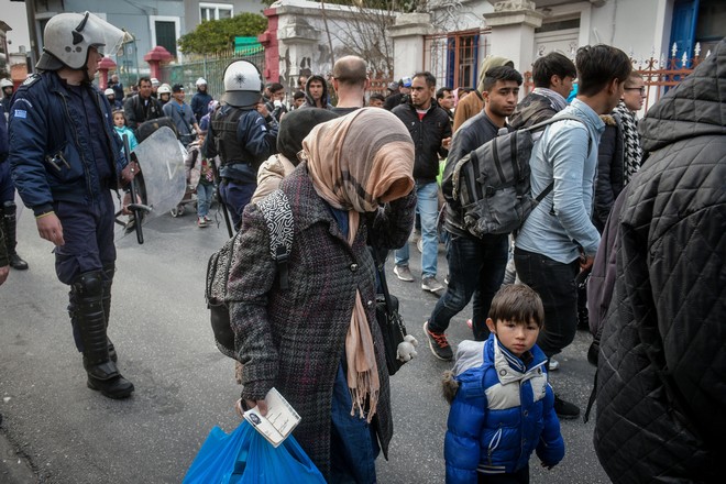 Με επέμβαση της αστυνομίας απειλούν τους αναγνωρισμένους πρόσφυγες σε καμπ