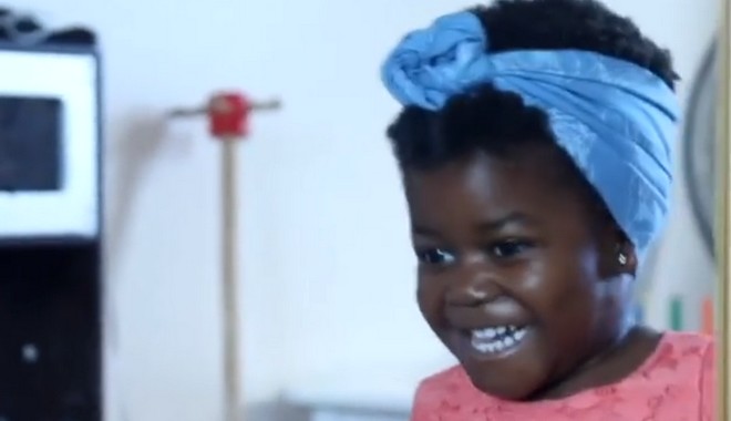 Ένας μπαμπάς παίρνει μαθήματα hair styling από την 3χρονη κόρη του