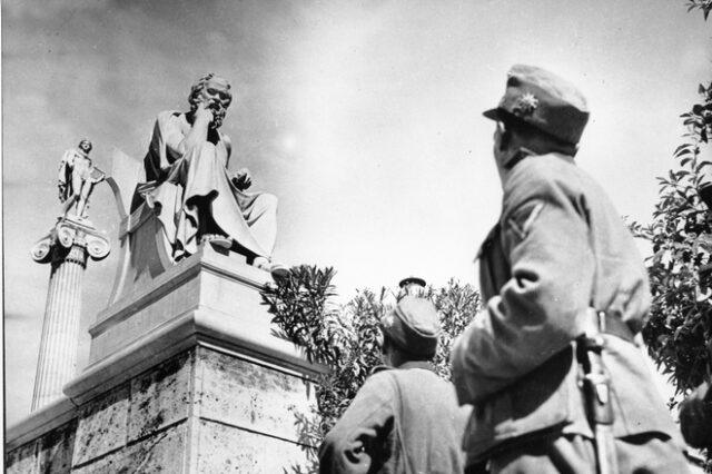 27 Απριλίου 1941: Οι ναζί καταλαμβάνουν την Αθήνα – Το καφενείο που έγινε η παράδοση
