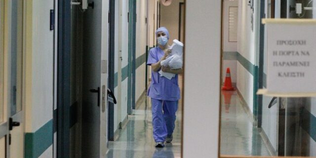 Η αύξηση κρουσμάτων και νοσηλειών δοκιμάζει τις αντοχές του κρατικού μηχανισμού
