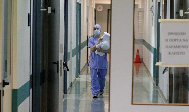 Η αύξηση κρουσμάτων και νοσηλειών δοκιμάζει τις αντοχές του κρατικού μηχανισμού