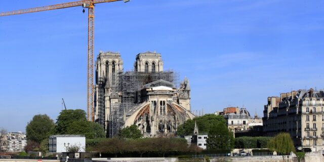 Η Παναγία των Παρισίων αφήνει πίσω της τον κορονοϊό