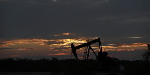Πετρέλαιο: Σε ελεύθερη πτώση η τιμή του αργού