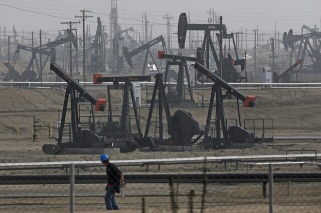Πετρέλαιο: Ιστορική συντριβή στα -37,63 δολάρια για το αμερικανικό αργό