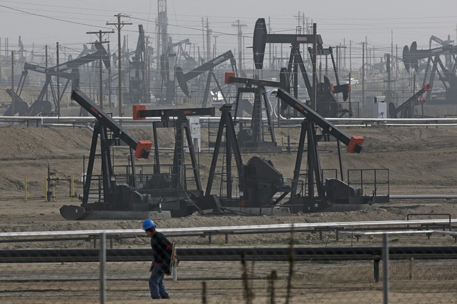 Πετρέλαιο: Ιστορική συντριβή στα -37,63 δολάρια για το αμερικανικό αργό