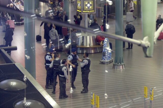 Ολανδία: Δύο άνδρες πιάστηκαν με γεμάτο όπλο στο αεροδρόμιο του Σίπχολ
