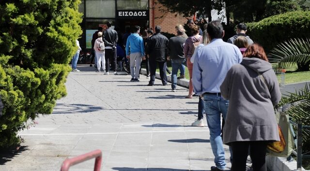 Ωράριο σούπερ μάρκετ: Ουρές τη Μεγάλη Παρασκευή