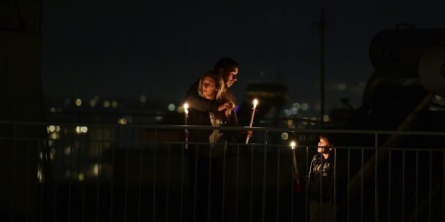 Κορονοϊός: Πώς γιόρτασαν οι Έλληνες την Ανάσταση στα μπαλκόνια