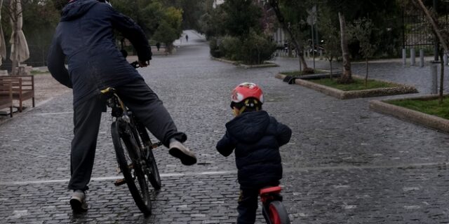 Άδεια ειδικού σκοπού: Τι ισχύει αν δουλεύει μόνο ο ένας από τους γονείς
