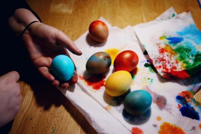 Πασχαλινά αυγά: Πώς θα βγάλεις τη βαφή από τα χέρια σου