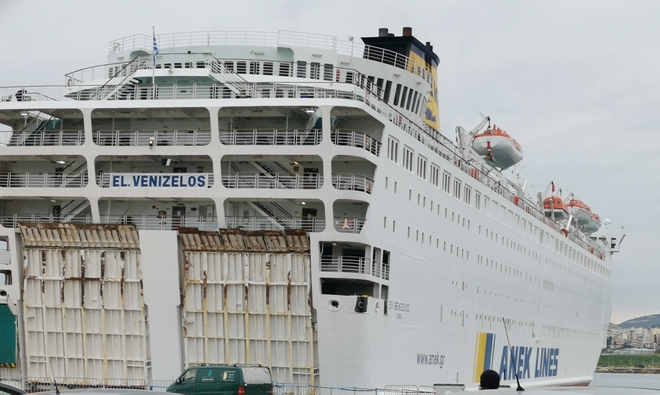 Κορονοϊός: Στον Πειραιά το “Ελευθέριος Βενιζέλος” – Το απόγευμα η μεταφορά μελών του πληρώματος στα ξενοδοχεία