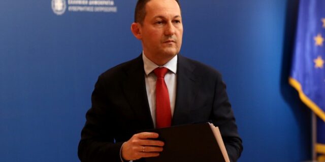 Πέτσας: “Δεν υπάρχει επιλογή sms για επίσκεψη σε γείτονα, φίλο ή συγγενή”