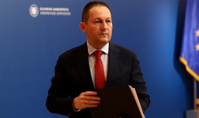 Πέτσας: “Δεν υπάρχει επιλογή sms για επίσκεψη σε γείτονα, φίλο ή συγγενή”