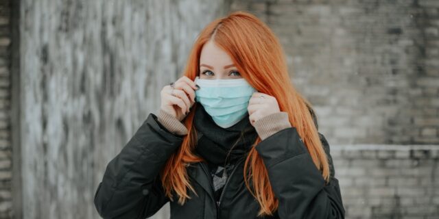 Δύο γιατροί δίνουν οδηγίες για την Εξέταση του COVID-19