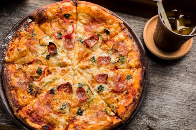 Μένουμε σπίτι: Η συνταγή για την ευκολότερη σπιτική πίτσα της καραντίνας