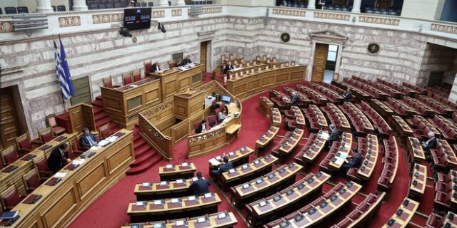 Δεκτό το νομοσχέδιο για τη “Βελτίωση της μεταναστευτικής νομοθεσίας” – Αποχώρηση ΣΥΡΙΖΑ