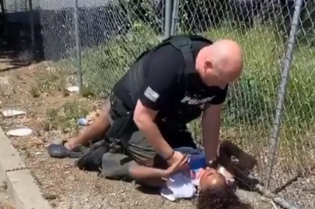 ΗΠΑ: Αστυνομικός χτυπά βάναυσα 14χρονο για ένα πούρο