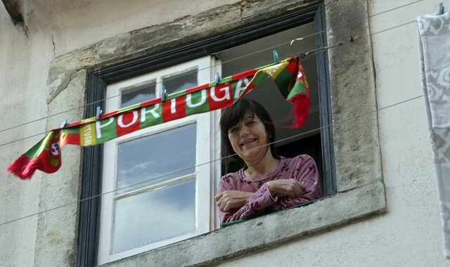 Πορτογαλία: Με τραγούδια από τα παράθυρα τίμησαν την Επανάσταση των Γαριφάλων