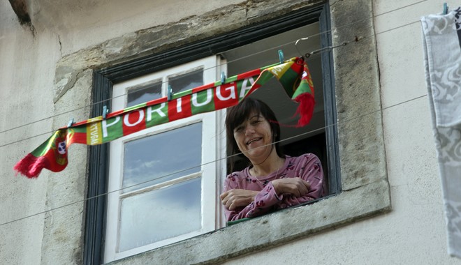 Πορτογαλία: Με τραγούδια από τα παράθυρα τίμησαν την Επανάσταση των Γαριφάλων