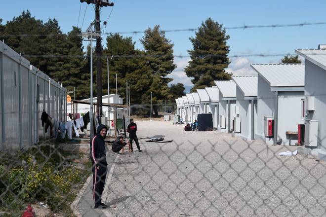 Συλλήψεις στη δομή της Ριτσώνας για κατοχή και κατασκευή αυτοσχέδιων σπαθιών και ροπάλων