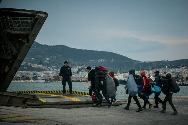 Στο λιμάνι Πειραιά μεταφέρονται 163 μετανάστες και πρόσφυγες από τη Μυτιλήνη