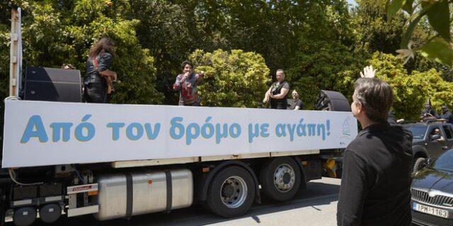 “Ανοίξτε τα παράθυρα!”: Η Πρωτοψάλτη κυκλοφορεί και τραγουδά στην Αθήνα πάνω σε φορτηγό