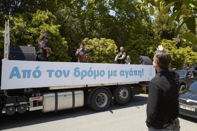 “Ανοίξτε τα παράθυρα!”: Η Πρωτοψάλτη κυκλοφορεί και τραγουδά στην Αθήνα πάνω σε φορτηγό