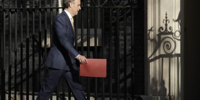 Κορονοϊός: Ο Ντόμινικ Ράαμπ κυβερνά πλέον τη Βρετανία
