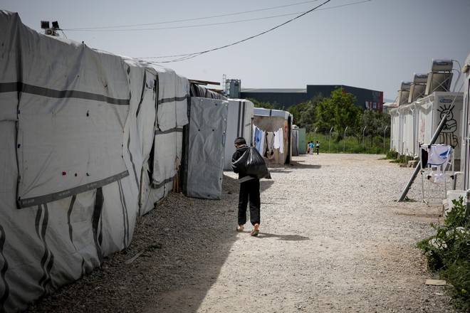 Επέστρεψε στη Ριτσώνα η γυναίκα που γέννησε – Έλεγχοι από τον ΕΟΔΥ