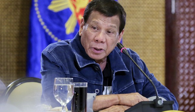 Ο πρόεδρος των Φιλιππίνων προτείνει: Καθαρίζετε τις μάσκες σας με βενζίνη