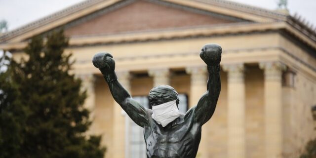 Έβαλαν μάσκα στο άγαλμα του Ρόκι και εμείς σας θυμίζουμε την ιστορία του