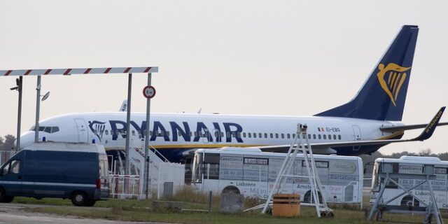 Απειλές από Ryanair: Δεν θα πετάξουμε αν μένουν κενά τα μεσαία καθίσματα