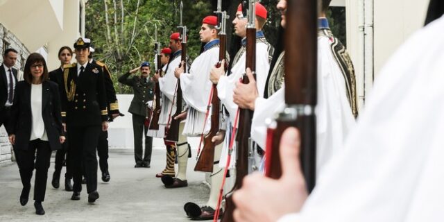 Σακελλαροπούλου: Επίσκεψη στην Προεδρική Φρουρά την ημέρα του Αγίου Γεωργίου