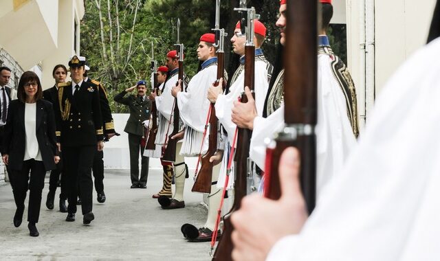 Σακελλαροπούλου: Επίσκεψη στην Προεδρική Φρουρά την ημέρα του Αγίου Γεωργίου
