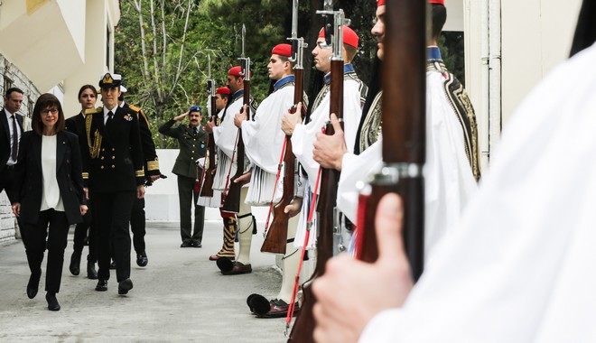 Σακελλαροπούλου: Επίσκεψη στην Προεδρική Φρουρά την ημέρα του Αγίου Γεωργίου
