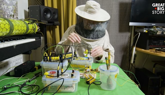 Μελισσοκόμος φτιάχνει ηλεκτρονική μουσική με ήχους από τις κυψέλες του!