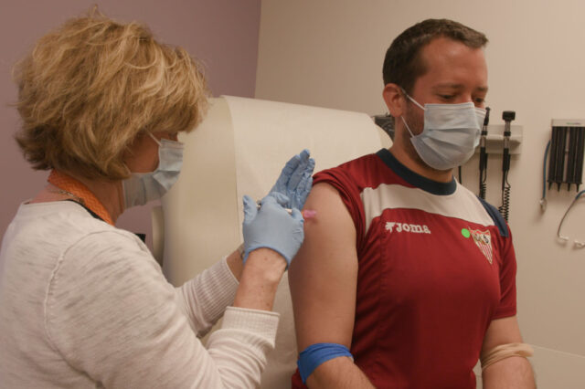 Εμβόλιο: Ο άνθρωπος που έγινε δύο φορές εθελοντής για Κορονοϊό και Έμπολα